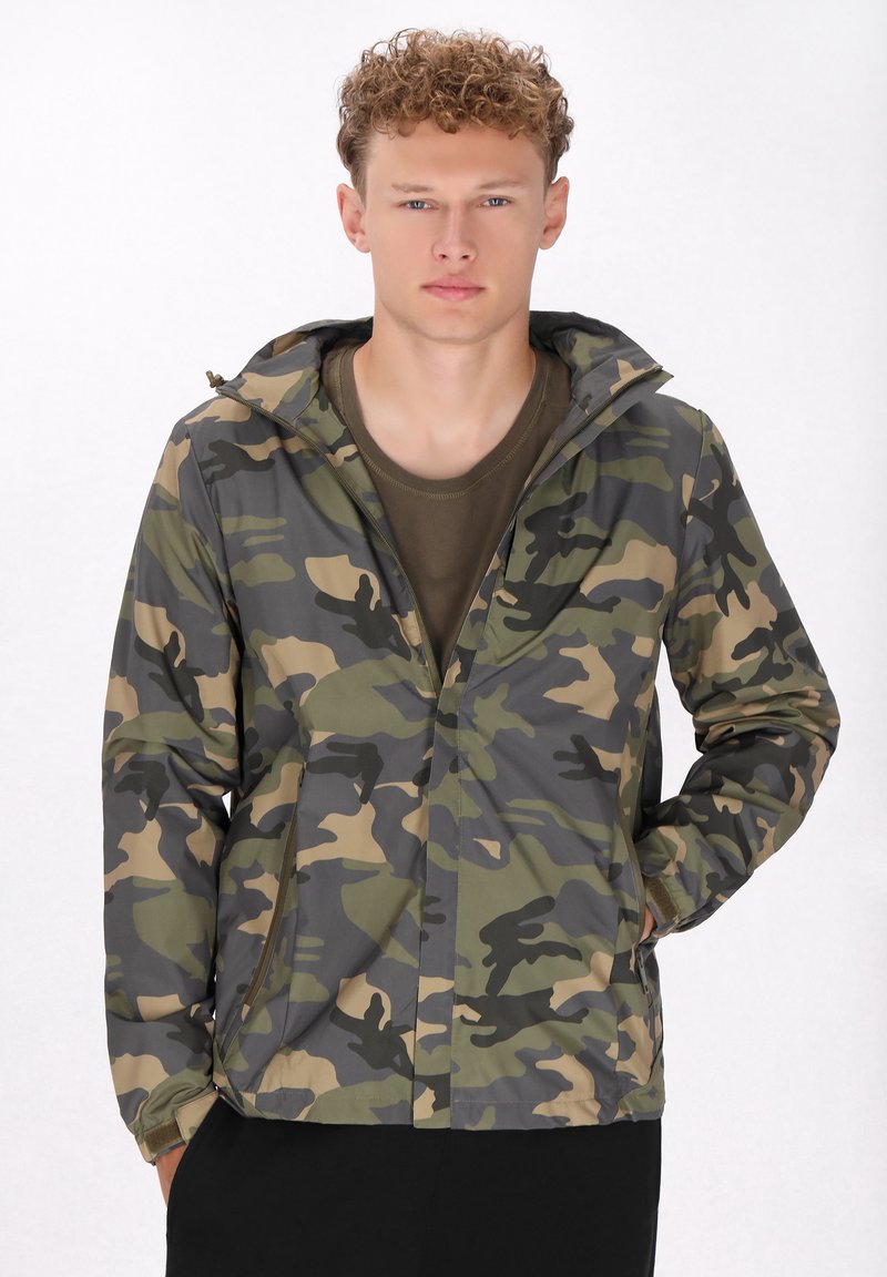 Camo-jakke i grønne og beige nuancer med lynlås foran, justerbar hætte og to sidelommer, lavet af letvægts, vandafvisende stof.
