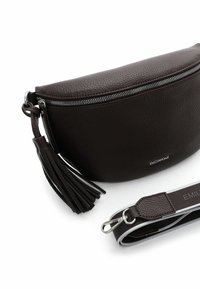 Borsa a tracolla in pelle marrone con finitura testurizzata, chiusura con zip, dettaglio frange laterali e tracolla staccabile con accenti bianchi.