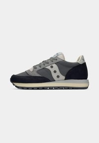 Sneaker da uomo in suede e mesh grigio, navy e azzurro chiaro. Presenta un design con lacci e una suola in gomma con un intersuola a contrasto.