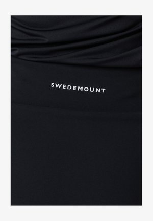 Czarna sportowa bluzka z teksturowanej tkaniny, zebrana w designie i z białym logo "SWEDEMOUNT" wyraźnie wyeksponowanym.