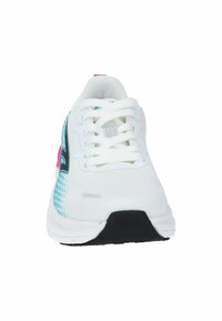 Chaussure de sport blanche avec une tige en maille texturée, des accents turquoise et rose, des lacets plats et une semelle en caoutchouc noir.