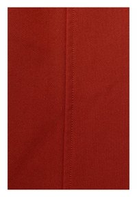 Tkanina terakotowa o gładkiej, teksturowanej powierzchni, z pionowym szwem na środku i starannym przeszyciem wzdłuż brzegów.