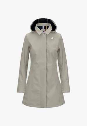 Cappotto impermeabile grigio chiaro con colletto alto, cappuccio regolabile e maniche lunghe. Presenta un logo sul petto e una texture liscia e lucida.