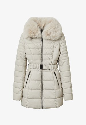 Giacca imbottita beige con colletto in pelliccia sintetica, vita con cintura e texture a coste. Presenta tasche laterali con zip e dettagli neri.