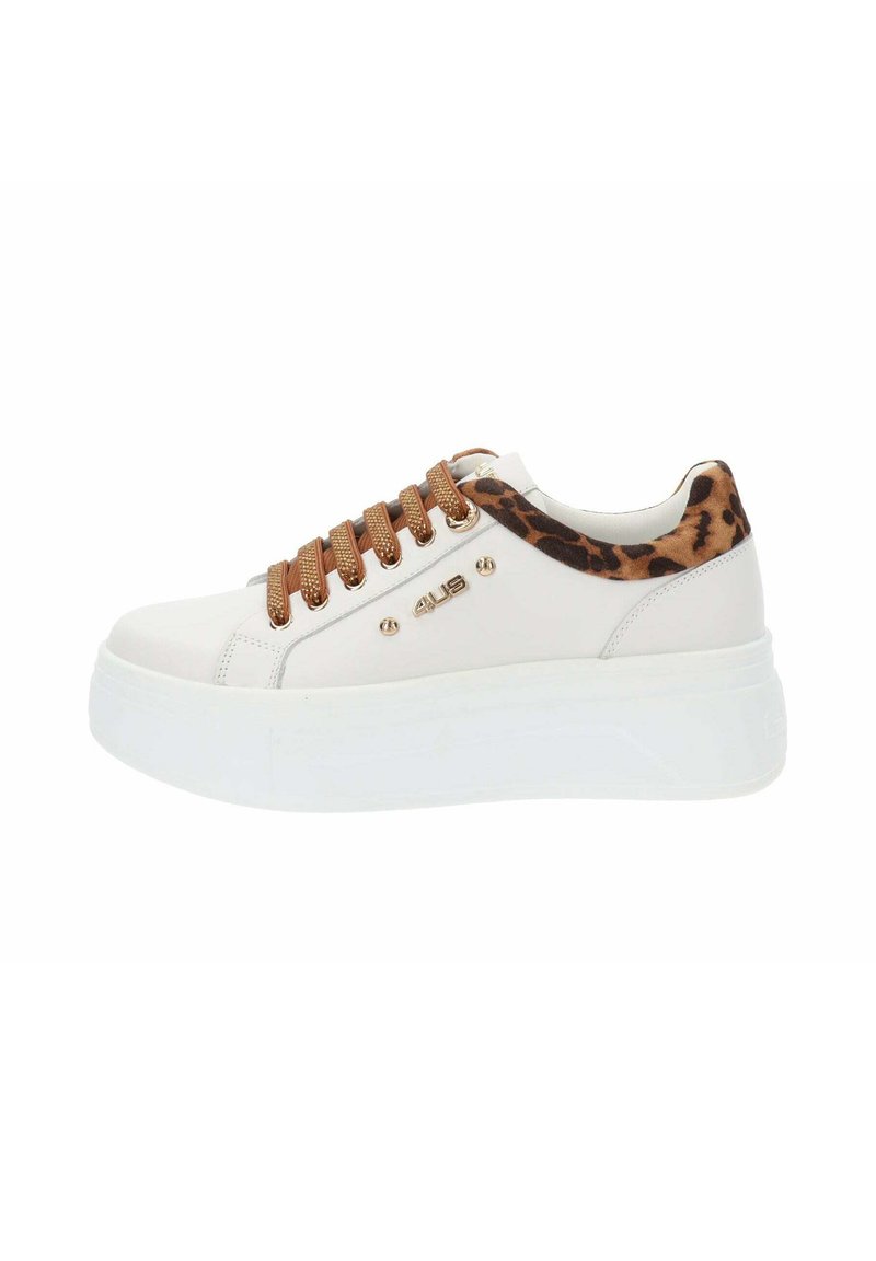 Baskets plateformes blanches avec des accents en imprimé léopard sur le col et des lacets marron. Présente des détails en matériel doré sur le côté.