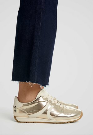 Sneakers - gold-coloured