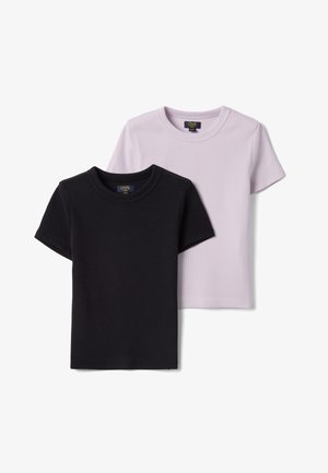 Zwei gerippte Kurzarm-T-Shirts mit Rundhalsausschnitt, eines schwarz und eines helllavendel, überlappend auf weißem Hintergrund angeordnet.