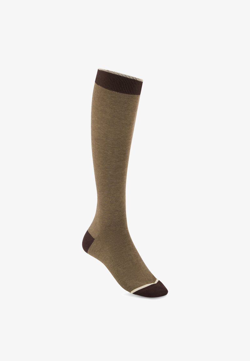 Chaussette marron montante avec fines rayures horizontales et talon, pointe et bord-côte marron plus foncé sur fond blanc.