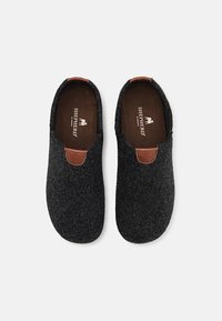 Mørkegrå uldsneakers med slip-on design, der har en brun læderdetalje nær åbningen og en blød inderside.