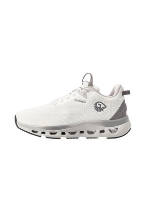 Weiße und graue leichte Sneaker mit Mesh-Obermaterial, perforierter Sohle, Zuglaschen und Giesswein-Logo an der Seite und an der Zunge.
