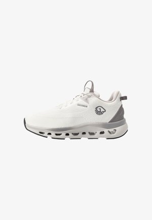 Weiße und graue leichte Sneaker mit Mesh-Obermaterial, perforierter Sohle, Zuglaschen und Giesswein-Logo an der Seite und an der Zunge.