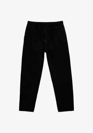 Schwarze Freizeithose mit elastischem Bund, Fronttaschen und Kordelzug, flach auf weißem Hintergrund liegend.