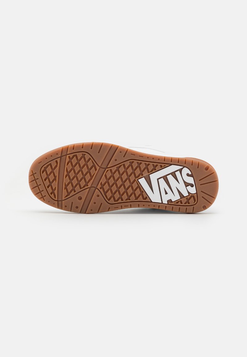 Vans sneakerzool in bruin rubber met een getextureerd grippatroon. Bevat een wit logo met scherpe hoeken en contrasterende omlijning.