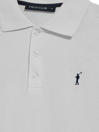 Polo bianco realizzato in tessuto testurizzato, con un colletto a due bottoni e un piccolo logo navy di una figura che tiene una mazza da golf.