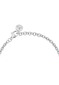 Bracciale in metallo argentato con design a catena, chiusura a gancio e un charm rotondo con logo inciso.