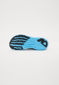 Semelle de chaussure de sport avec une base en caoutchouc bleu, texturée avec des motifs de traction noirs et des rainures de flexion pour une meilleure adhérence et flexibilité.
