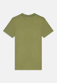 T-shirt de manga curta verde-oliva, feita de algodão macio, com um clássico decote redondo e um acabamento lisa e texturizada sem padrões visíveis.