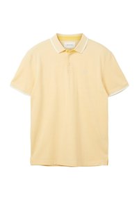 Chemise polo jaune en fabric respirant, dotée d'une patte de boutonnage à trois boutons, d'un col côtelé avec des accents blancs et de manches courtes.