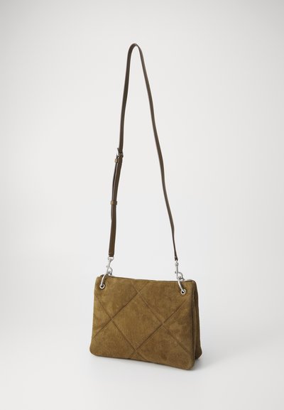 Zelená velúrová crossbody taška s prešívaným dizajnom, striebornými akcentami a nastaviteľným hnedým koženým popruhom. Mäkko pôsobiaca textúra a obdĺžnikový tvar.