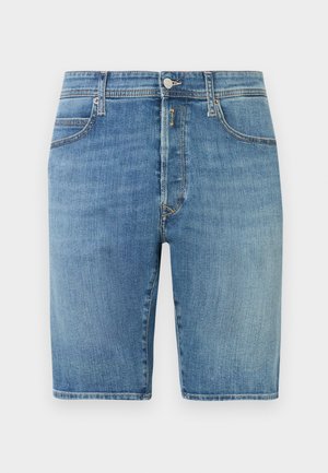 Shorts in denim azzurro chiaro con una vestibilità dritta, cinque tasche e zip frontale. Presentano cuciture sottili e una texture di lavaggio medio.