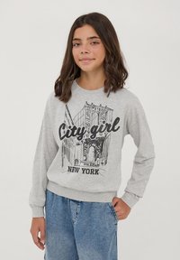Szara bluza z długimi rękawami, z nadrukiem przedstawiającym panoramę miasta oraz tekstem "City girl, NEW YORK" w kolorze czarnym.