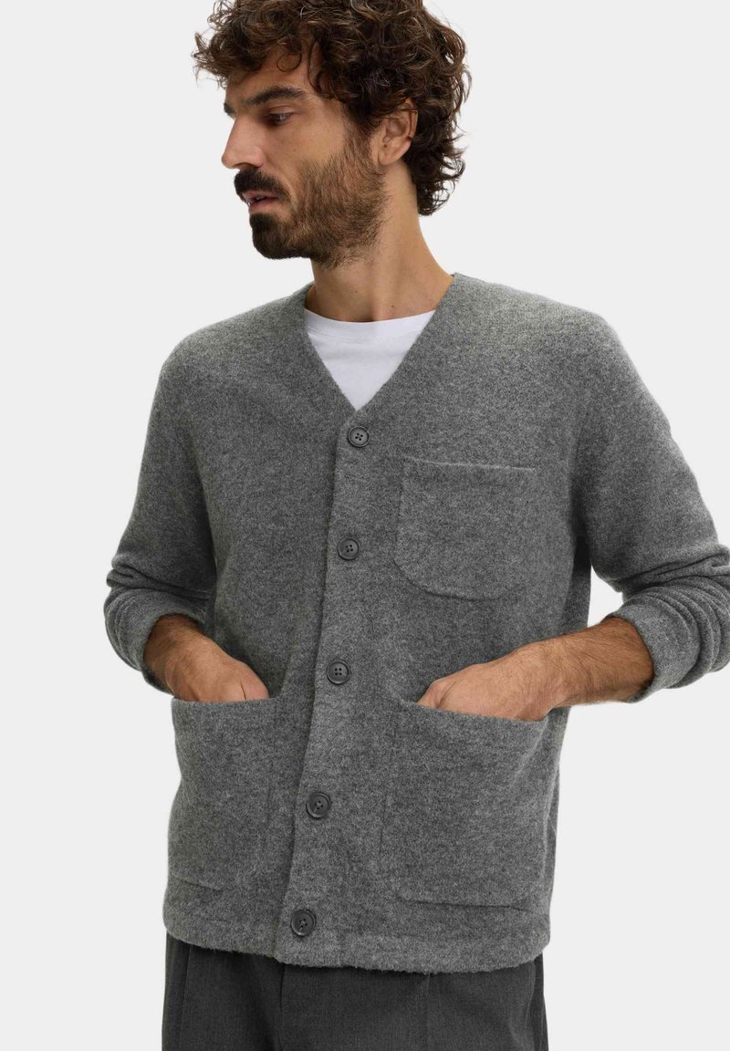 Grauer Wollcardigan mit V-Ausschnitt, mit einer Fronttasche, fünf Knöpfen und gerippten Bündchen. Die Textur wirkt weich und warm.