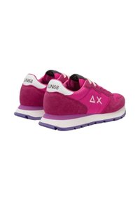 Sport sneakers in felle roze suede, met witte accenten en een paarse zool. Logo op de achterkant weergegeven. Klassiek atletisch ontwerp.