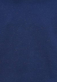 Marineblauer Stoff mit glatter Textur, der kleine, mehrfarbige Punkte in Rot, Gelb und Grün gleichmäßig verteilt aufweist.