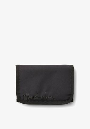 Portefeuille en nylon noir avec une surface texturée, présentant un design simple à rabat et le mot "Satchel" brodé en gris.