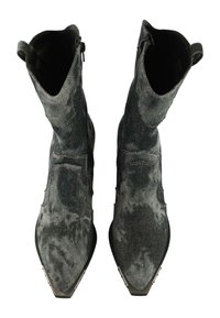 Botas de tobillo de punta afilada hechas de denim gris texturizado, con cremalleras laterales y variaciones sutiles en el patrón. La suela tiene acentos metálicos.