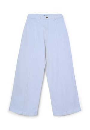 Pantalons larges blancs en coton, avec une taille haute, des plis sur le devant et un bouton doré unique en haut. Texture lisse.