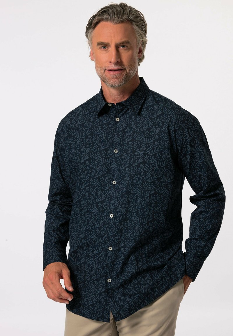 Košile s dlouhým rukávem v námořnické modré barvě se subtilním vzorem listů. Má límeček na knoflíky a klasický střih s předními knoflíky a knoflíkovými manžetami.