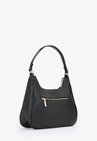 Borsa a mano in pelle nera con forma arrotondata, dotata di una tasca frontale con zip e di una sola tracolla. Texture liscia con accentuazioni in metallo dorato.