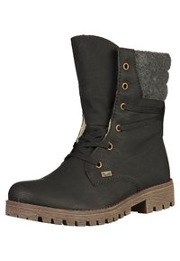 Botín negro con parte superior de cuero texturizado, cuello de fieltro gris, ojales dorados y suela marrón resistente. Los cordones ofrecen un ajuste seguro.