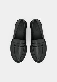 Des mocassins noirs en matériau synthétique lisse, avec un design à enfiler, deux bandes supérieures et des semelles en caoutchouc texturé.