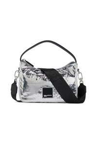 Borsa a spalla metallica argento con tracolla nera, dotata di chiusura a zip e una piccola etichetta con logo. Texture liscia e forma arrotondata.