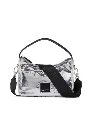 Borsa a spalla metallica argento con tracolla nera, dotata di chiusura a zip e una piccola etichetta con logo. Texture liscia e forma arrotondata.