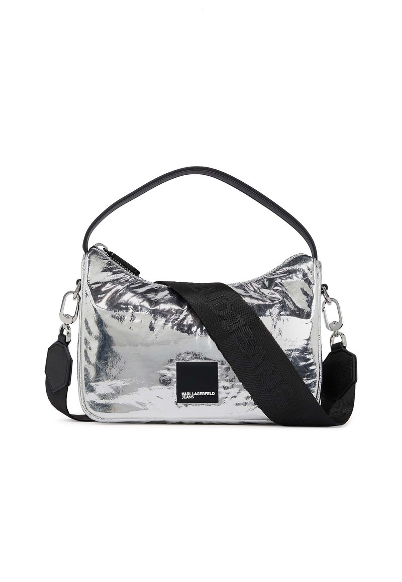 Borsa a spalla metallica argento con tracolla nera, dotata di chiusura a zip e una piccola etichetta con logo. Texture liscia e forma arrotondata.