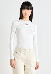Tommy Jeans SLIM BADGE TEE - Long sleeved top - ecru
