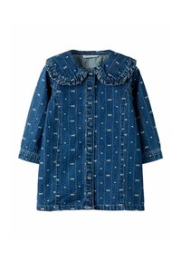 Vestido de denim con un cuello con volantes, que presenta una tela azul con patrones de lazo blanco, mangas largas y un diseño de botones en la parte delantera.