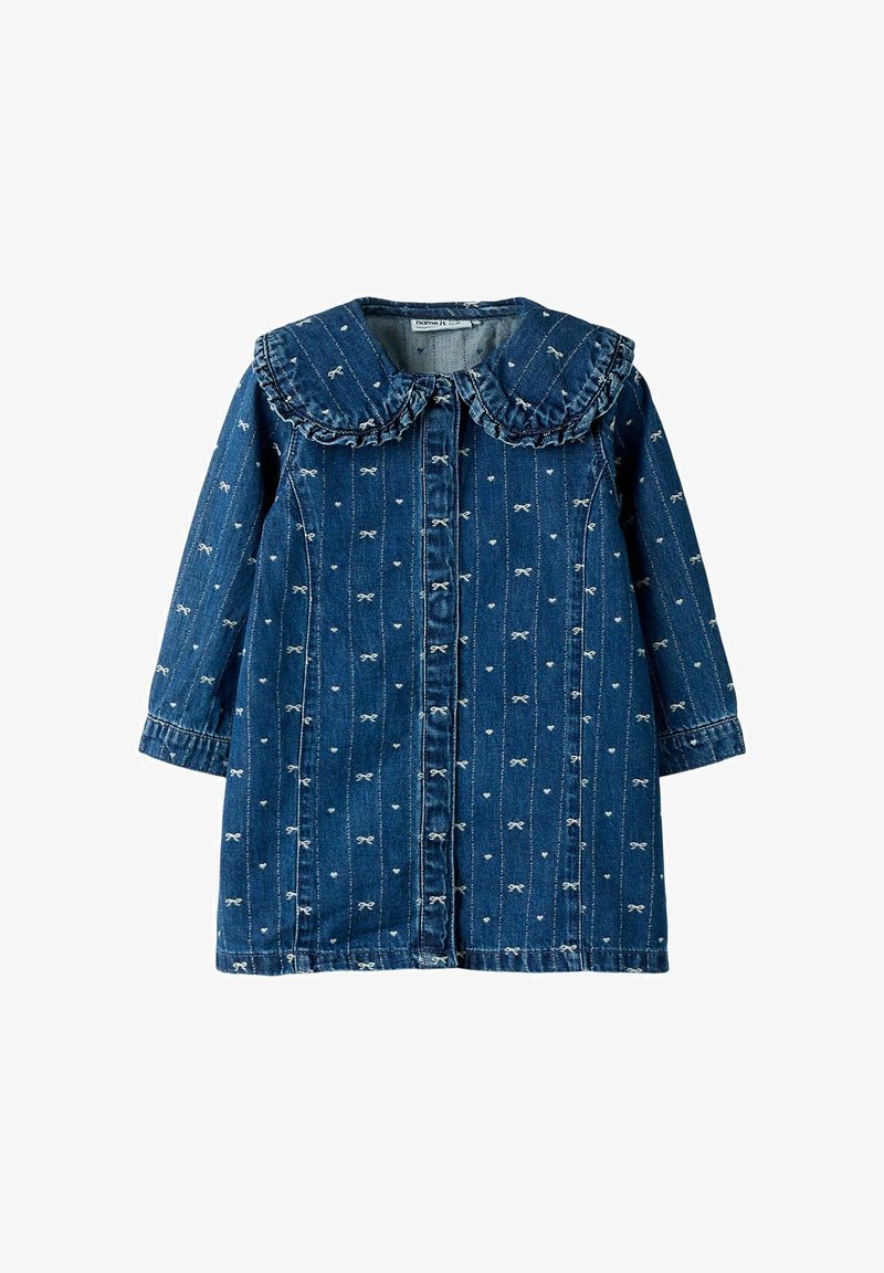 Vestido de denim con un cuello con volantes, que presenta una tela azul con patrones de lazo blanco, mangas largas y un diseño de botones en la parte delantera.