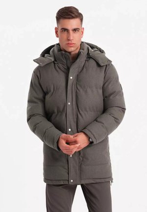 Chaqueta acolchada gris con capucha, que presenta un cierre delantero a presión y bolsillos laterales. La tela tiene una textura suave y un brillo sutil.