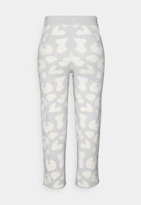 Calças de moletão cinzentas com um padrão divertido de leopardo em creme claro e cós elástico, feitas de um tecido suave e texturizado.