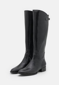 Schwarze kniehohe Stiefel aus einer Kombination aus glänzendem Schlangen-Muster und mattem Leder. Spitz zulaufende Zehen, niedriger Blockabsatz, subtile Akzentdetails an der Seite.