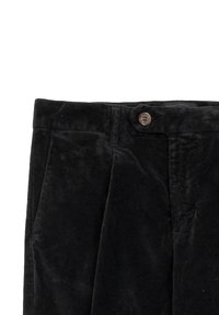 Zwarte corduroy broek met een gladde textuur, voorzien van een knoopsluiting en geplooide voorkant, gezien van de taille naar beneden.