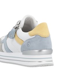 Sneakers i hvid læder med grå, lyseblå og gule detaljer. Hælen har en sølvaccent og en tekstureret overflade.