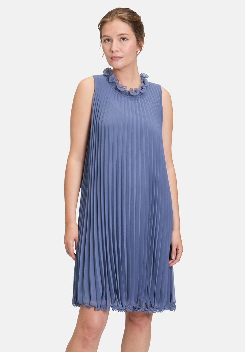 Robe sans manches plissée bleue avec un col texturé orné d'accents floraux. Silhouette fluide avec un ourlet arrondi. Finition en tissu lisse.