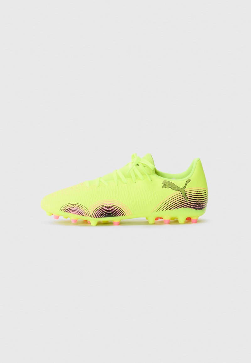 Puma fodboldsko i lys limegrønn har teksturert overdel, fargerik bølgedesign og rosa detaljer på knottene. Lett konstruksjon.