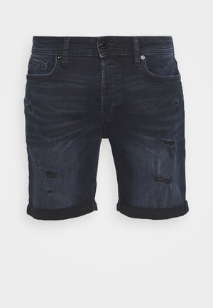 Shorts in denim scuro con vestibilità slim, dettagli usurati e risvolti arrotolati. Progettati con tasche frontali e posteriori.