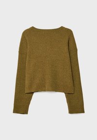 Pull en tricot côtelé vert olive avec un large décolleté et des manches longues, une taille courte et un tissu texturé. Fini lisse avec des variations subtiles.